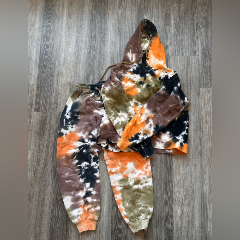 Pretty little thing tie die sweat set